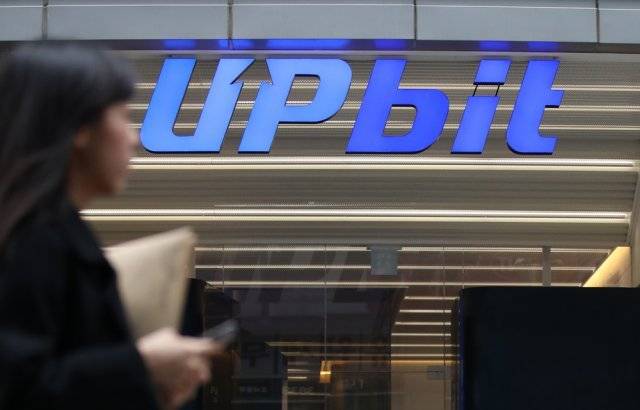 서울 강남구 업비트 건물 앞으로 사람들이 지나가고 있는 모습. 2018.12.21. 뉴시스