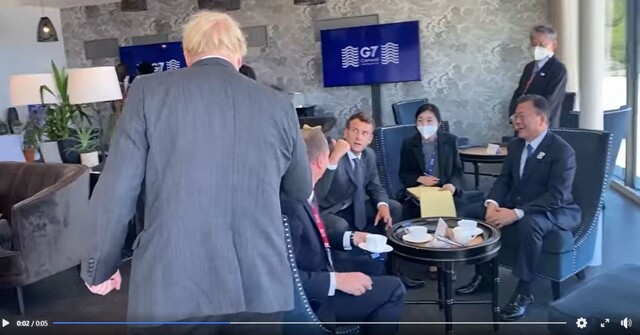 탁현민 비서관이 18일 자신의 페이스북에 공개한 동영상 캡처. G7 정상회의 도중 마크롱 프랑스 대통령과 문재인 대통령이 라운지에서 약식 회담을 하고 있는데, 의장국인 영국의 보리스 존슨 총리가 다음 세션에 빨리 들어오라고 재촉하는 장면이라고 한다.