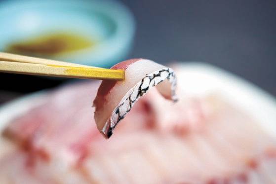 여름 별미 민어회. 적당히 숙성한 민어회는 입에 넣으면 살살 녹는다. 백종현 기자