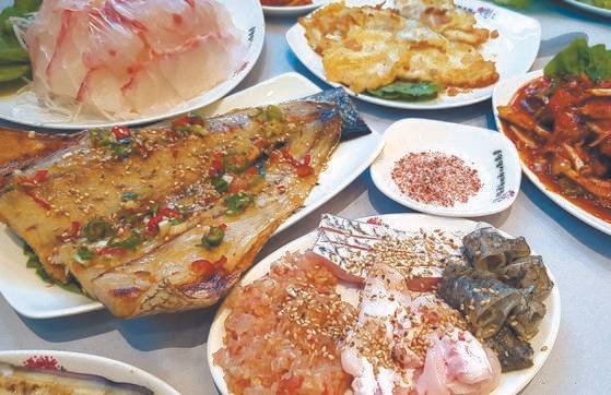 민어는 대표적인 복달임 음식이다. 목포 ‘중앙횟집’의 민어 정식 상차림. 손민호 기자