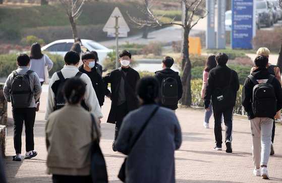 8일 광주광역시의 한 대학교 캠퍼스에서 학생들이 오가고 있다. 연합뉴스