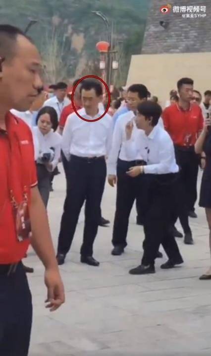 완다 그룹 창업주인 왕젠린이 산시성 완다 타운을 시찰한 뒤 공개한 영상. “아들 좀 잘 키우라”는 조롱성 댓글이 달렸다. [웨이보 캡쳐]