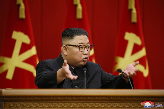 북한 노동당 중앙위원회 제8기 제3차 전원회의가 지난 18일 마무리됐다고 조선중앙통신이 19일 보도했다. 김정은 국무위원장은 회의를 폐회하며 “현 난국을 반드시 헤칠 것(이겨 날 것)”이라고 밝혔다. 연합뉴스