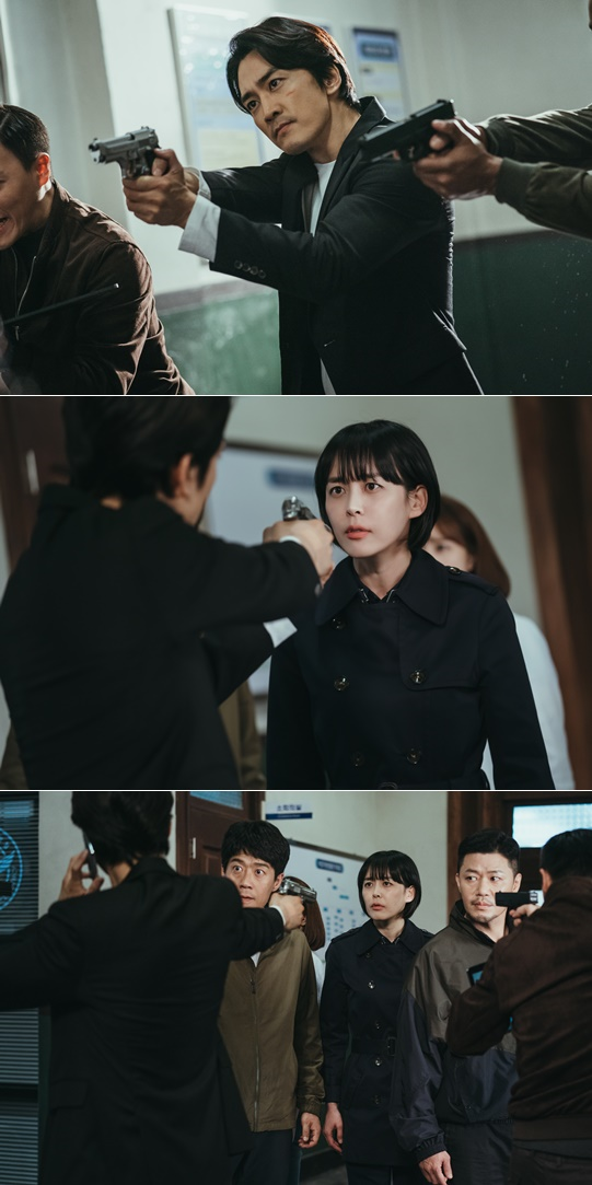 ‘보이스4’ 송승헌이 이하나에 총구를 겨눈 사연이 공개된다.사진=tvN 제공