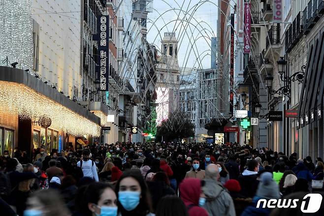 지난해 연말 스페인 마드리드에서 크리스마스 쇼핑을 나선 시민들이 거리를 가득 메우고 있다.   /사진=AFP=뉴스1