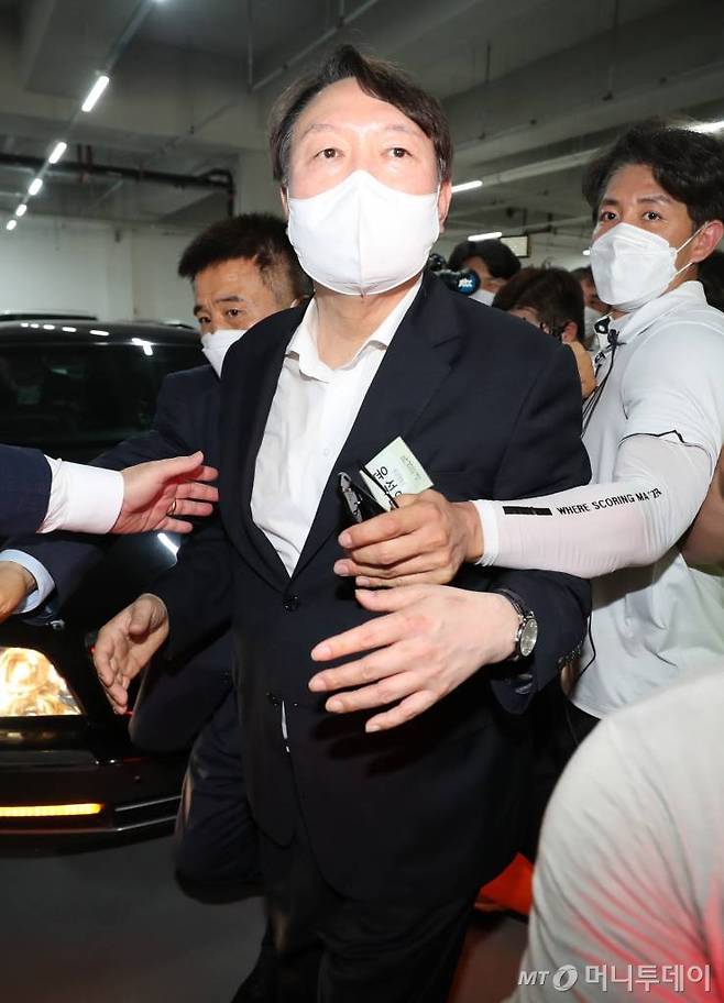 윤석열 전 검찰총장 9일 오후 서울 중구 남산예장공원 내에 있는 이회영기념관 개관식에 참석해 전시물을 관람한 뒤 차량으로 향하고 있다. /사진=이기범 기자 leekb@