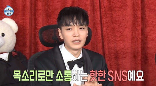 I Live Alone is being criticized for  impersonating IU.In MBCs I Live Alone (hereinafter referred to as I Live Alone) broadcast on the 18th, Simon Dominic was shown talking to celebrities including singer IU.This is a voice SNS that communicates with voice, and it was a general person who followed IU rather than IU.The scene was drawn at the end of the first part of I Live Alone, causing curiosity.The production team also showed interest in viewers, saying, I made a phone call to IU and gave a review.It was disappointing to find it was not a phone connection with the actual IU.The cast members were also surprised to see Simon Dominic and to know that he had a phone connection with the actual IU.Simon Dominic explained that it was a hot SNS that communicates only with the voice, but the cast members responded that they did not understand easily by responding such as sex imitation and who is real.Viewers were also confused, not simply from the disappointment of not being an IU, but also pointing out that they were impersonating an IU.The person who imitated the IU has been steadily impersonating the IU.In fact, his profile on the SNS put the picture and name of the IU ahead, and it is said that it does not accurately indicate the vocal chord, which causes more confusion.The damage caused by the impersonation problem has been steadily continuing.I do not think the seriousness of the problem is heavy, but it is a way of SNS communication. I am sorry for the indiscretion of the production team of I Live AlonePhoto: MBC broadcast screen