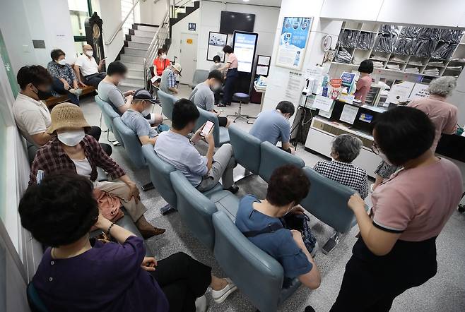 얀센 백신 접종 일 시작된 지난 10일 예방 접종 대기자로 붐비는 서울의 한 의원 임헌정 기자