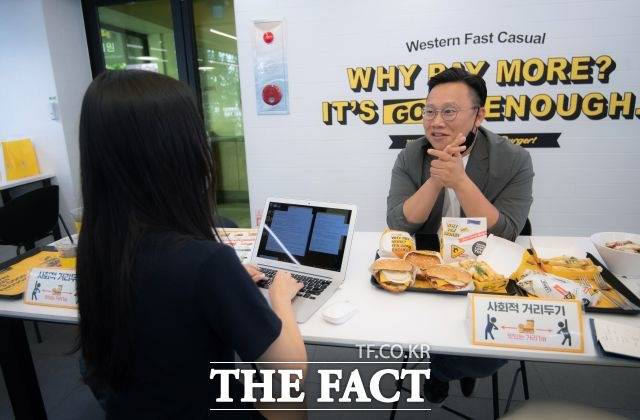 이재호 신세계푸드 NBB메뉴개발팀 파트장은 노브랜드버거의 차별점으로 독특한 소스와 두툼한 패티를 꼽았다. /이동률 기자