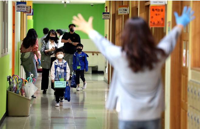 '얘들아 반갑다!' 세종시 연양 초등학교 선생님이 등교가 시작되면서 학생들을 반기고 있는 모습이다 .연합뉴스 제공
