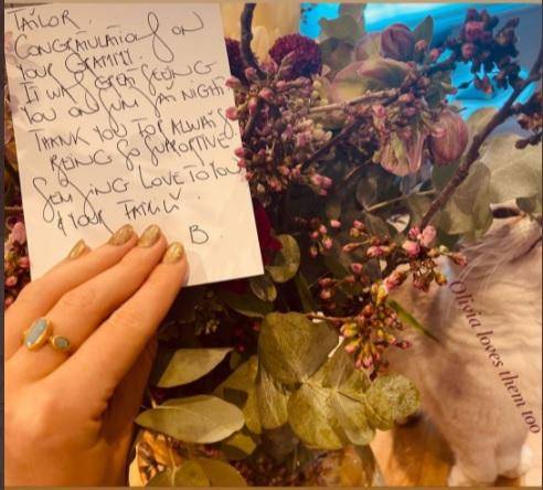 3월 미국 팝스타 비욘세가 동료가수 테일러 스위프트에게 선물한 꽃다발과 손편지. 비욘세의 동글동글한 필체가 인상적이다. 스위프트 SNS 캡처