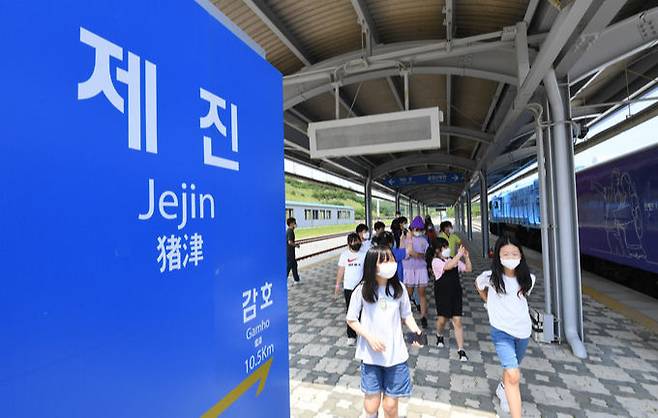 열차 승강장에 제진역 안내표지판과 그 밑에 감호역까지 거리가 10.5㎞라고 표시되어 있다.