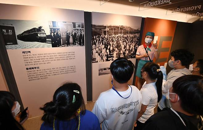 1호차에서 북한 복장을 한 열차 안내원이 제진역과 동해북부선에 대해 설명하고 있다.