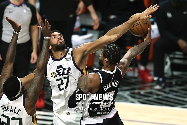 ▲ 루디 고베어가 막으면 LA 클리퍼스 선수들은 득점했다. '수비왕' 고베어가 수비에서 고민에 빠졌다.