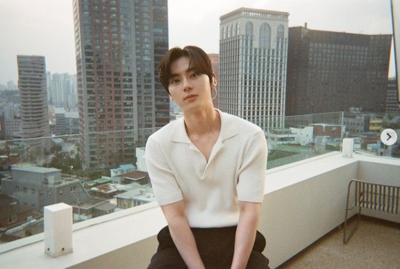 NUEST Hwang Min-hyun has revealed the latest trend of handsome piece visuals.Hwang Min-hyun posted several photos on his Instagram on the 20th with an article entitled 2021. 06.20. KST 7:30PM.The photo shows Hwang Min-hyun posing on the roof of the building.Dressed in a white shirt and black pants, Hwang Min-hyun stares at the camera with handsome piece visuals and heart-throbbing eyes.Fans admired the reaction, saying, It is really cool, It is handsome, and It is beautiful.On the other hand, NUEST, which Hwang Min-hyun belongs to, released its second album Romanticize in April.