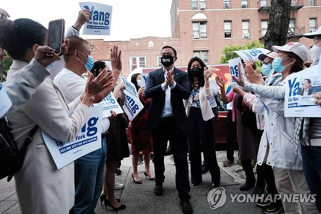 뉴욕시 브루클린에서 유세하는 앤드루 양 뉴욕시장 후보 부부 [AFP/게티이미지=연합뉴스]