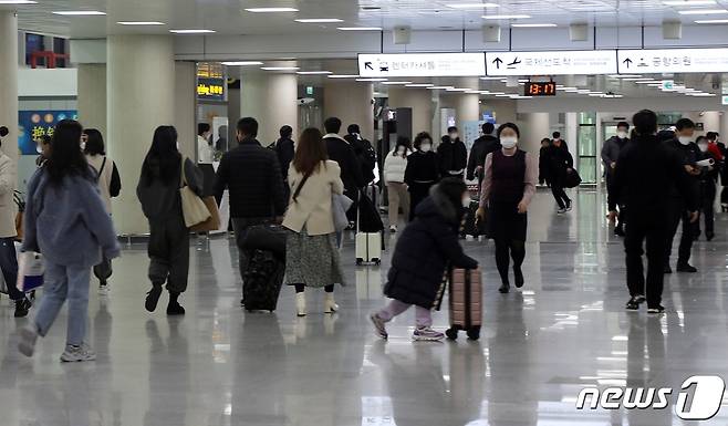 제주국제공항이 관광객으로 붐비고 있다(뉴스1DB)© News1 홍수영 기자