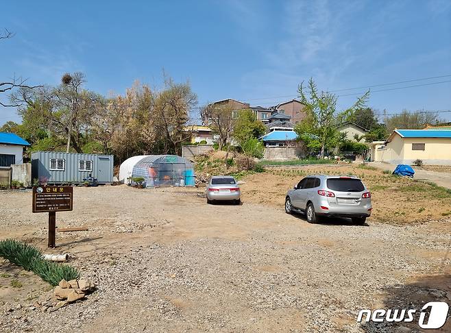 충남 홍성군은 장기간 흉물로 방치된 빈집을 철거하고 주민들이 함께 이용할 수 있는 주차장으로 조성했다.(홍성군 제공).© 뉴스1