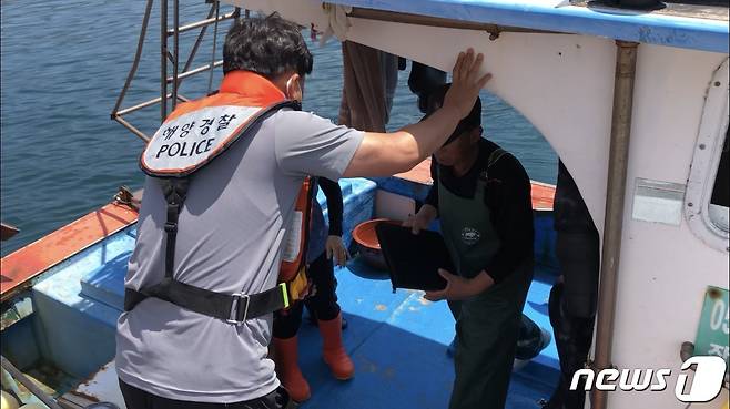경남 통영해양경찰서 관계자가 해양안전 저해사범을 특별단속하고 있다.(통영해경 제공)2021.6.21.© 뉴스1
