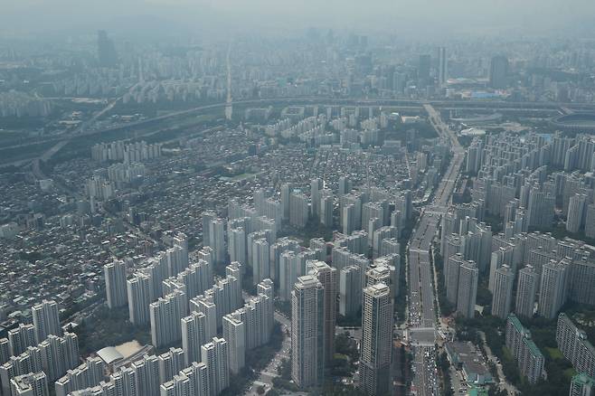 지난 20일 서울 롯데월드타워 전망대에서 바라본 강남 일대 아파트 단지. /연합뉴스