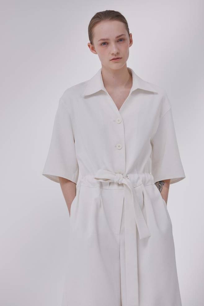 드미어 점프 수트 - 폴리에스터와 면에 리넨 약간이 혼방된 소재라 흰색이지만 실용적인 편.