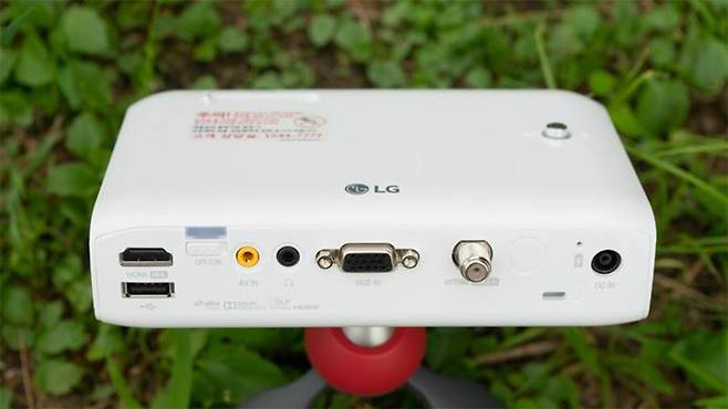 PH510P의 외부입력 인터페이스, 좌측부터 HDMI, USB, 전원, 3.5mm 오디오 입력, 출력, RGB(D-Sub), 케이블 TV, 전원 LED 및 전원 단자로 구성돼있다. 출처=IT동아