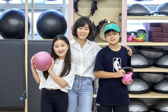 소중 학생기자단이 하이수(가운데) 더패밀리랩 대표와 나란히 섰다. 여섯 살 아이 엄마이기도 한 하 대표는 “산후 여성이 자신의 삶을 찾을 수 있도록 돕고 싶다”고 말했다.