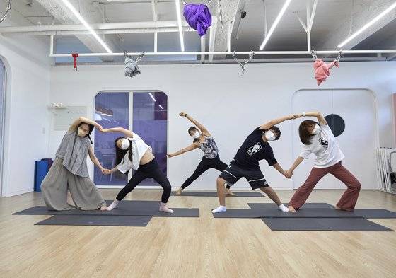 안쪽 발을 맞대고 팔을 넘겨 손을 맞잡은 뒤 허리를 쭉 늘려 스트레칭한다. 서로 꼭 잡은 두 팔로 하트 모양을 만들며 유대감을 느낄 수 있다.