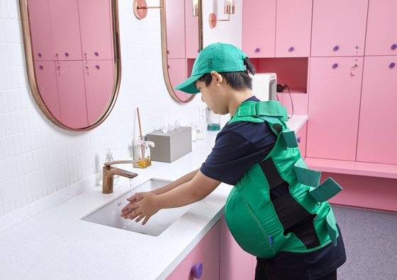 임산부 체험복을 입은 한현 학생기자가 손을 씻기 위해 세면대로 향했다. 배가 눌리지 않게 조심하며 손을 씻으려니 허리까지 아프다.