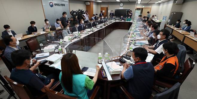 The Minimum Wage Commission holds its third plenary meeting Tuesday in Sejong to continue its process on determining the minimum wage rate for 2022. (Yonhap)