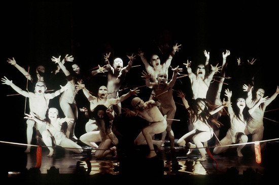 지난 2005년 한·일 수교 40주년을 기념해 서울에서 열린 ‘한일 우정의 해 춤 교류전-부토 페스티벌’에 소개된 다이라쿠다칸의 ‘카인노우마’.     다이라쿠다칸-SIDANCE 제공