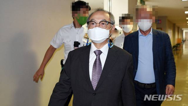 [부산=뉴시스]하경민 기자 = 직원 강제추행 등의 혐의로 기소된 오거돈 전 부산시장이 21일 오전 2차 결심공판에 출석하기 위해 부산 연제구 부산지법에서 법정으로 들어가고 있다. 2021.06.21. yulnetphoto@newsis.com