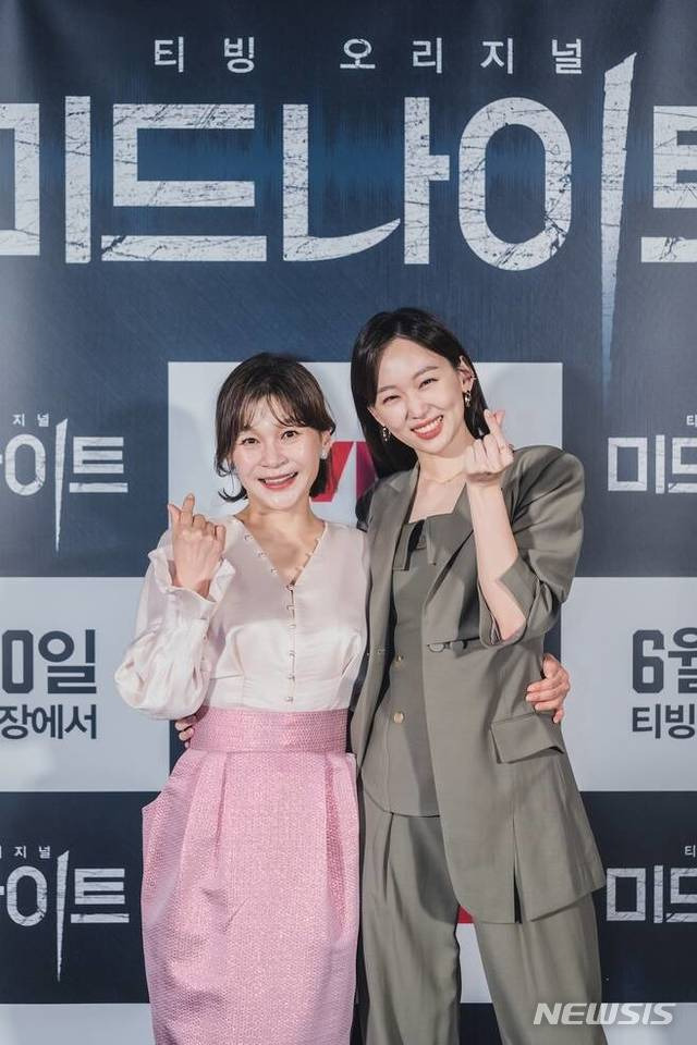 [서울=뉴시스] 영화 '미드나이트' 길해연(왼쪽) 진기주. (사진=CJ ENM, 티빙 제공) 2021.06.21 photo@newsis.com