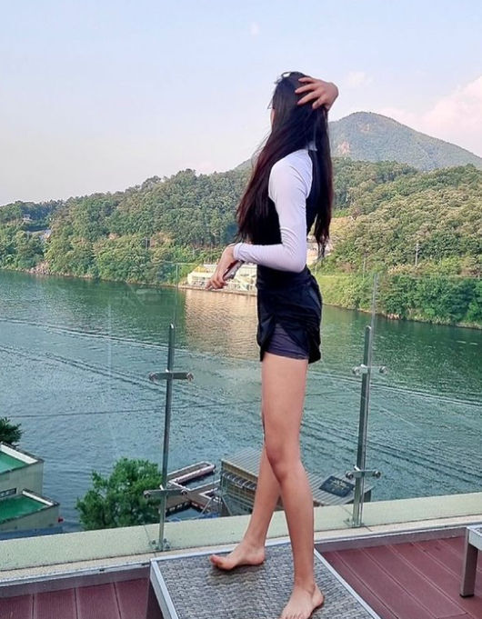 Lee Dong-gooks daughter Jash has recently told fans about her assimilation to Model as aspiring Down Leg-beauty.Twenty days, Yesterday, Jash posted a picture without any special comment.In the photo, Jash poses with an amazing visual. He looks at Mt. Munsan with his Model aspiring Down Physical.The fans responded in various ways such as Model is also an aspiring person, Is it a correctionless story, Dads resemblance to a healthy daughter and so on.Meanwhile, Lee Soo-jin, a native of Miss Korea Hawaii in 1997, married Lee Dong-gook, a soccer player in 2005, and has four daughters and one son.Lee Dong-gook has been performing more diverse broadcasting activities since retiring from active duty recently.SNS