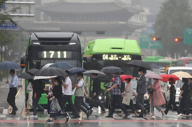 전국적으로 비가 내린 지난 18일 오전 서울 중구 시청역 인근에서 시민들이 우산을 들고 출근하고 있다. 뉴시스