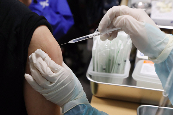 아스트라제네카(AZ) 백신 접종이 재개된 12일 서울 중랑구 보건소에서 백신 접종이 이뤄지고 있다. 2021. 4. 12 오장환 기자 5zzang@seoul.co.kr