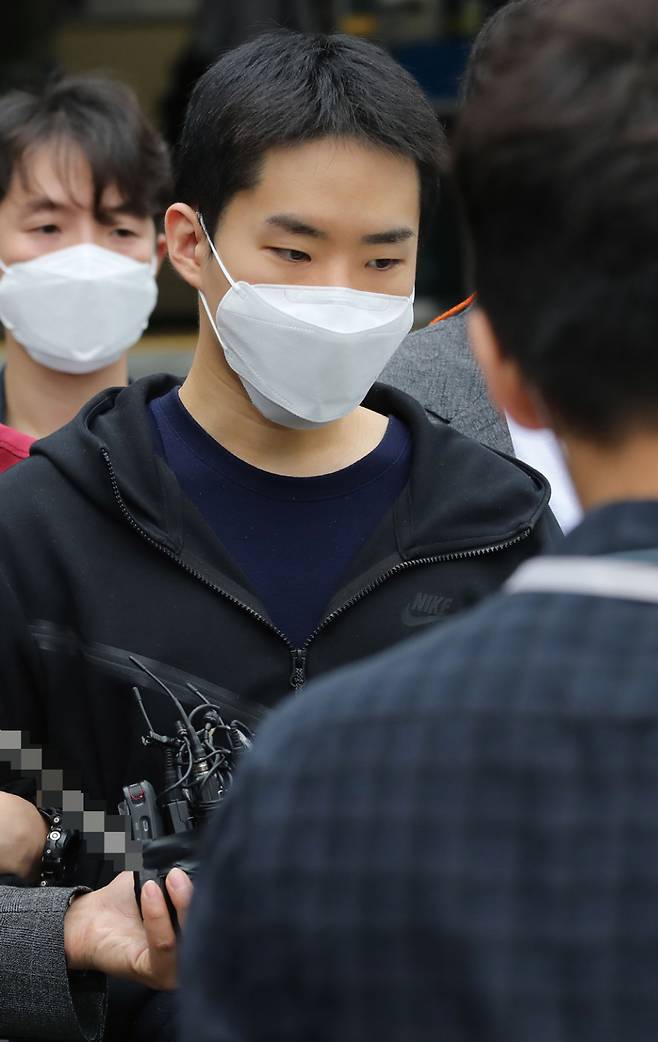 음란 영상 판매 피의자 김영준이 6월11일 오전검찰로 가기 위해 종로경찰서에서 나오고 있다.김씨는 여성 행세를 하며 영상통화로 촬영한남성들의 알몸 사진 등을 인터넷에 유포한 혐의다.ⓒ연합뉴스