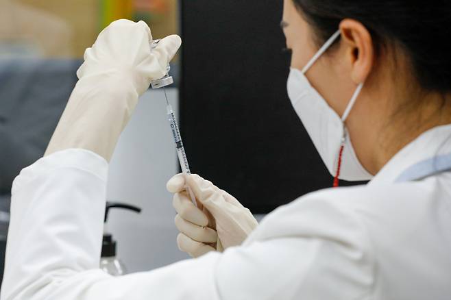 5월3일 서울 용산구보건소에서 의료진이 아스트라제네카(AZ) 백신 접종을 준비하고 있다. ⓒ연합뉴스