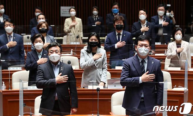 더불어민주당 송영길 대표와 윤호중 원내대표를 비롯한 의원들이 22일 오전 서울 여의도 국회에서 열린 의원총회에서 국기에 대한 경례를 하고 있다. 민주당은 이날 의총에서 최근 당내에서 불거진 대선 후보 경선 연기 요구와 관련한 의견을 수렴한다. 2021.6.22/뉴스1 © News1 오대일 기자