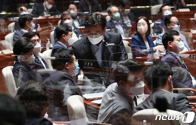 윤호중 더불어민주당 원내대표가 22일 오전 서울 여의도 국회에서 열린 의원총회에서 의사진행 발언을 통해 회의 공개를 주장한 설훈 의원에게 다가가 대화를 나누고 있다. 민주당은 이날 의총에서 최근 당내에서 불거진 대선 후보 경선 연기 요구와 관련한 의견을 수렴한다. 2021.6.22/뉴스1 © News1 오대일 기자