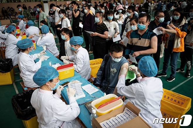 코로나19 백신 접종을 기다리는 중국 시민들. © AFP=뉴스1