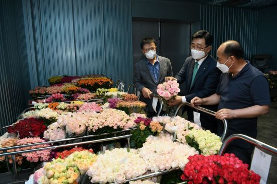 김춘진 한국농수산식품유통공사(aT·가운데) 사장이 22일 취임 100일을 맞았다.(사진제공=aT)