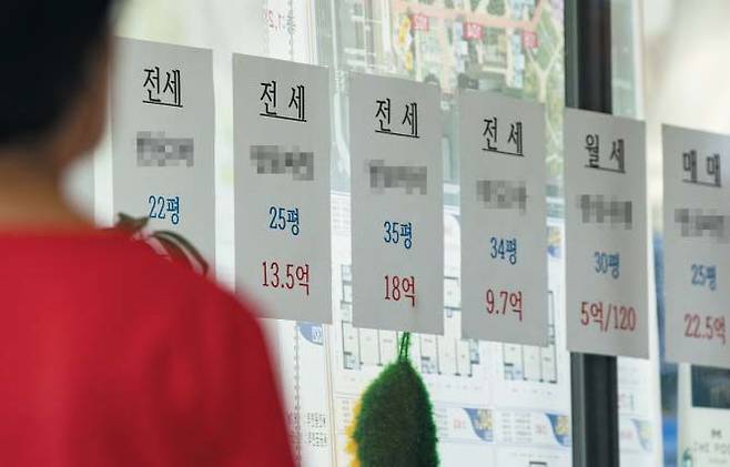 지난 17일 서울 서초구의 부동산 공인중개사무소에 붙어 있는 전·월세 매물들. 최근 서울 부동산 시장에서 전세 매물이 급감하고 가을 이사철을 대비한 수요가 겹치며 ‘제2의 전세 대란’이 일어날 수 있다는 우려가 커지고 있다. /박상훈 기자