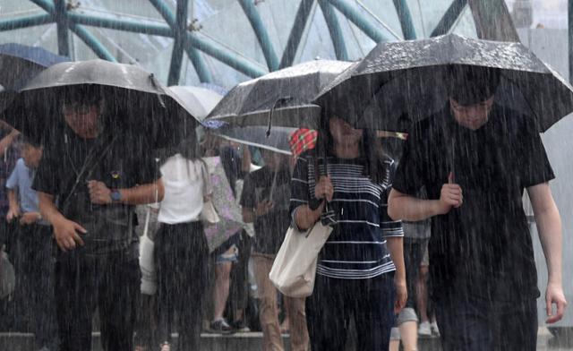 서울 강남역 사거리를 지나는 시민들이 우산을 쓴 채 발걸음을 재촉하고 있다. 한국일보 자료사진