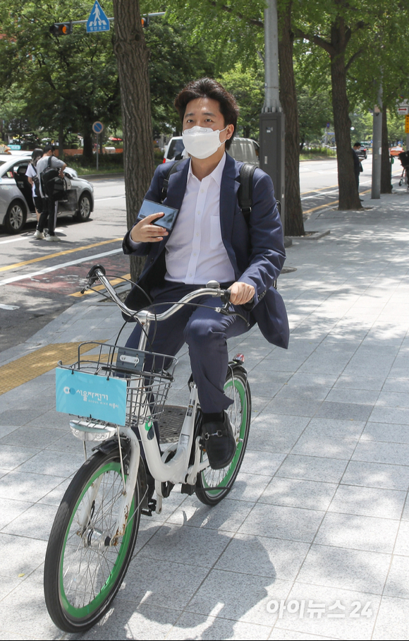 이준석 국민의힘 대표가 22일 서울 여의도 켄싱턴호텔에서 열린 원코리아 혁신포럼 출범식에 '따릉이' 자전거로 참석하고 있다.