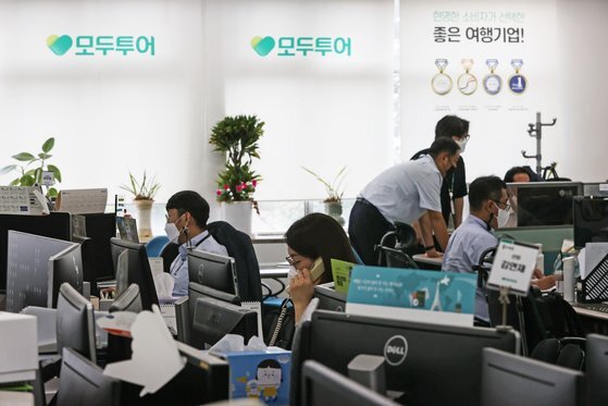21일 오후 서울 중구 모두투어 사무실에서 직원들이 업무를 보고 있다. 연합뉴스