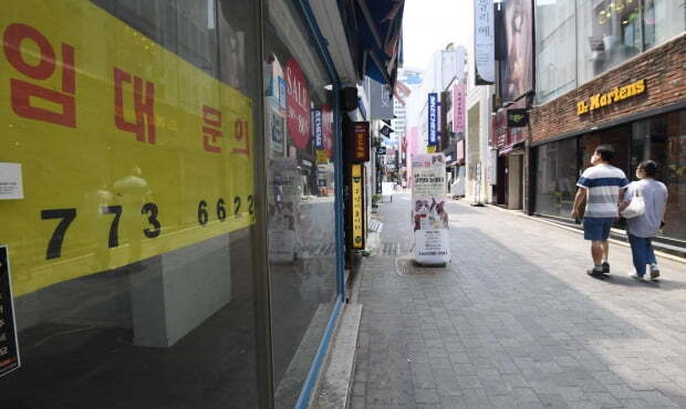 20일 시민들이 폐업한 서울 명동의 한 상점 앞을 지나가고 있다. 사진=신경훈 기자 khshin@hankyung.com