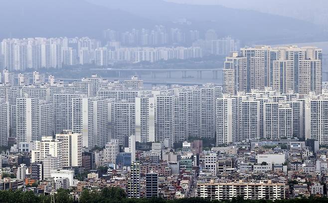 This undated file photo shows apartment complexes in Seoul. (Yonhap)