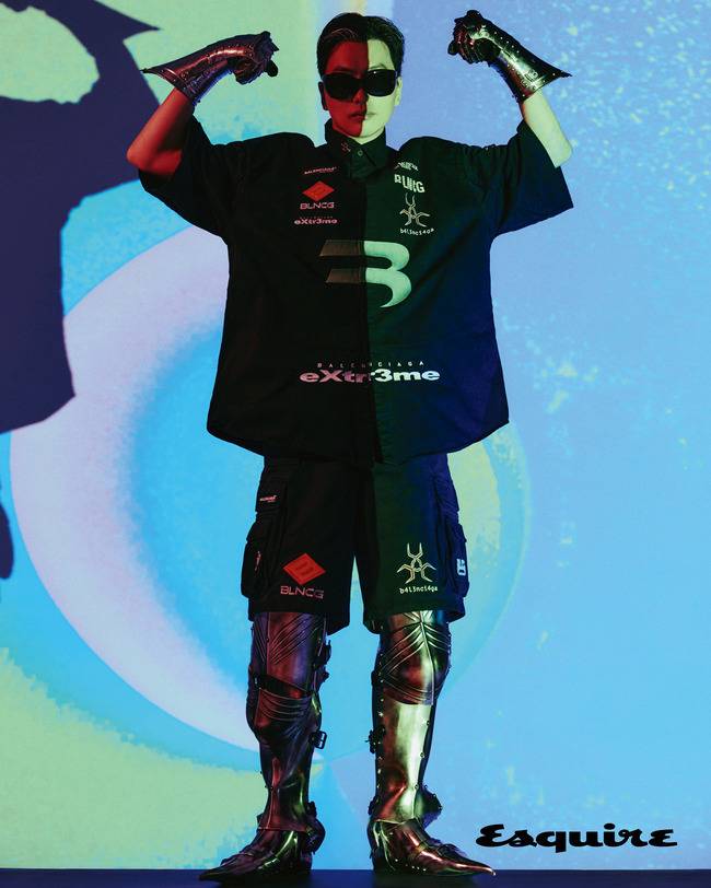 Actress Yi Dong-hwi has been released.Yi Dong-hwi recently conducted a clothing picture in the July issue of the mens magazine Esquire.Yi Dong-hwi, who is usually interested in fashion, is showing sensual plain clothes styling on his SNS.Yi Dong-hwi showed off her presence in this picture, showing off her Aura as well as fashion model.He enjoys his usual neat and unique styling, and he surprised all the staff on the scene by boldly digesting collection pieces such as track suits and distroyed denim pants that seemed to layer the jeans, shirts and shorts inspired by video games, and Schvalier boots that look like metal armor.More pictorial images of Yi Dong-hwi can be found in the July issue of Esquire and on its website.