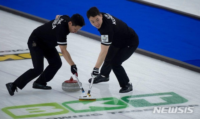 남자컬링 국가대표 경기도컬링연맹 박세원, 김정민 선수가 2021 세계남자컬링선수권대회에서 경기를 하고 있다.